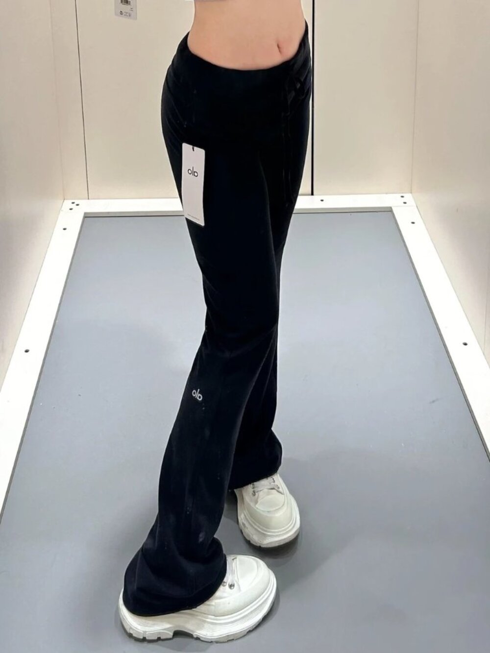 Alo Yoga Sway Bootcut Sweatpant Black🖤Slimming pants😍Leg shaping Y2K Casual - Picture 7 of 7